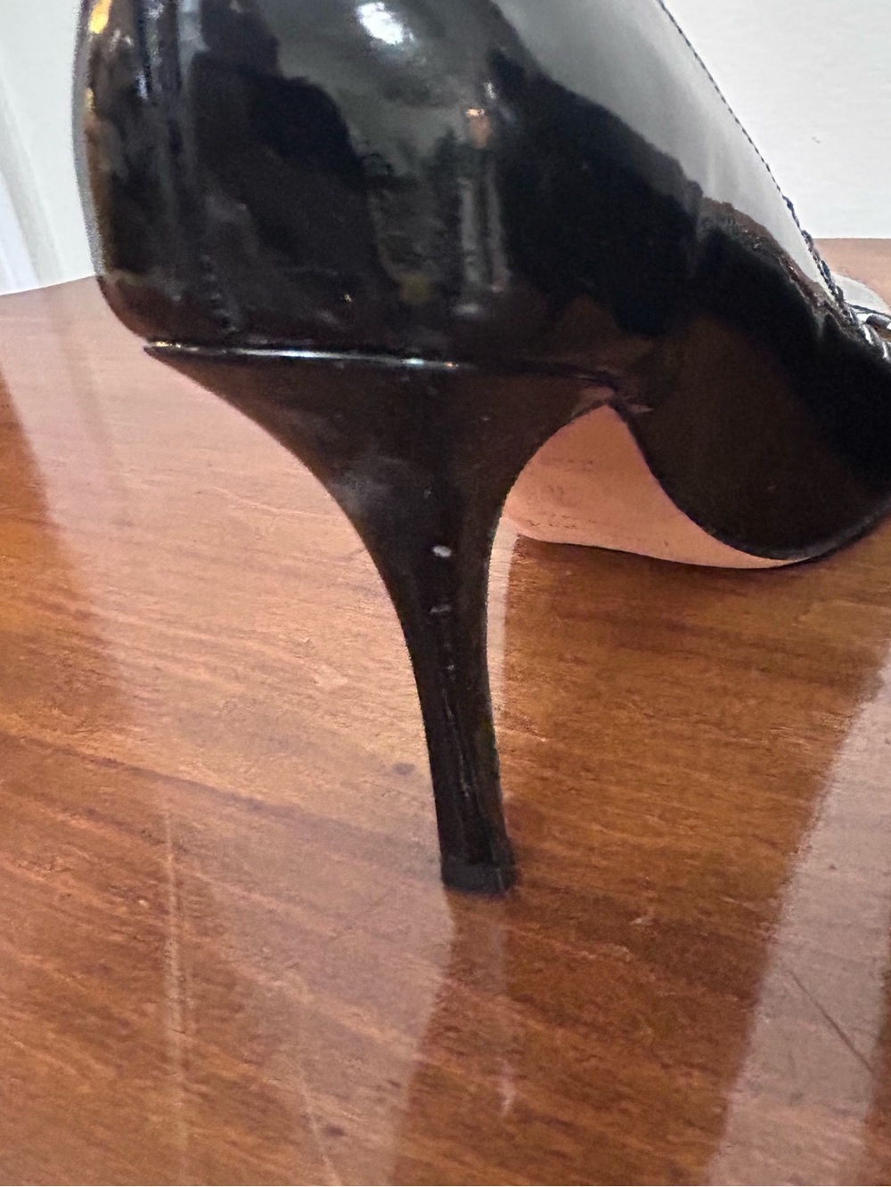🎲MAKE OFFER🎲 kate spade Black Patent Pointed Toe Pumps White Trim Heels 8 - Picture 8 of 9